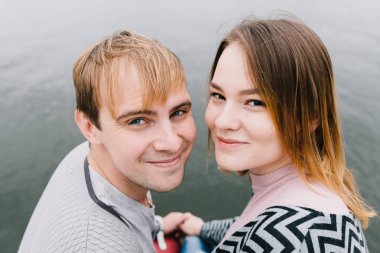 İki sevgili yürüyüş etrafında park, öpücük ve kucaklama, bir aşk hikayesi.