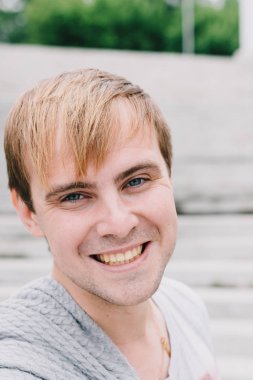 Arka plan beton yapılar üzerinde şık bir adam portresi.