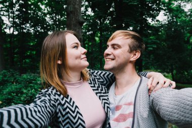 İki sevgili yürüyüş etrafında park, öpücük ve kucaklama, bir aşk hikayesi.