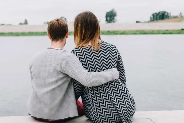 İki sevgili yürüyüş etrafında park, öpücük ve kucaklama, bir aşk hikayesi.