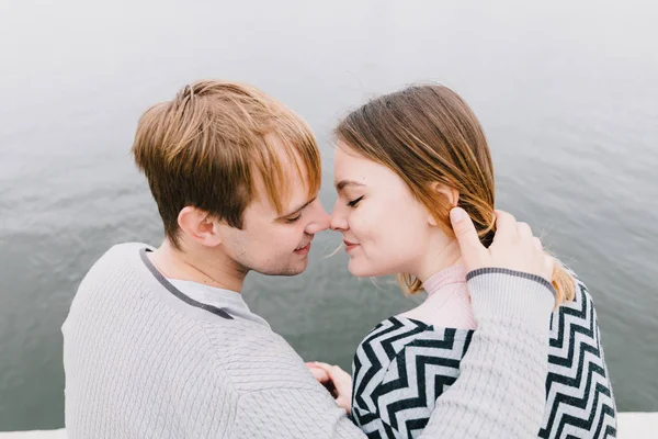 Twee geliefden lopen rond het park, kus, knuffel en een liefdesverhaal. — Stockfoto
