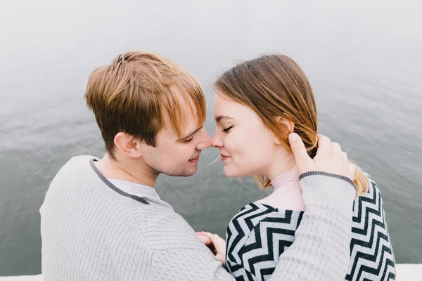 Dois amantes caminham pelo parque, beijam e abraçam, uma história de amor . — Fotografia de Stock