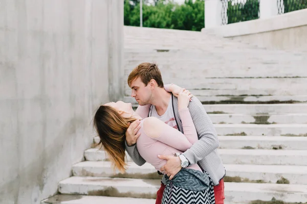 Dos amantes caminan por el parque, besan y abrazan, una historia de amor . —  Fotos de Stock