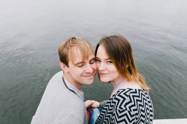 Two lovers walk around the park, kiss and hug, a love story. — Stock Photo, Image