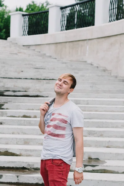 Arka plan beton yapılar üzerinde şık bir adam portresi.