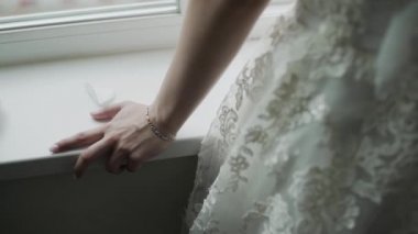 Beyaz elbiseli bir kadın elinde