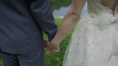 Genç çift tutuşup sevgi dolu, sarılma ve öpüşme