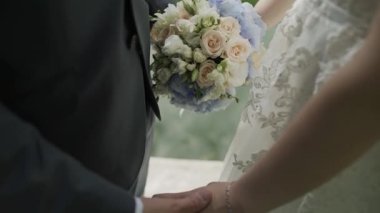 Genç çift tutuşup sevgi dolu, sarılma ve öpüşme