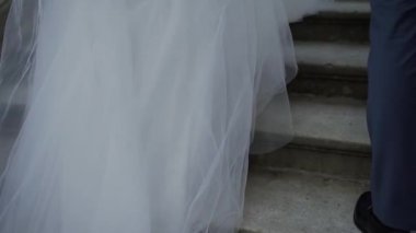 Genç çift tutuşup sevgi dolu, sarılma ve öpüşme