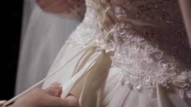 Bir korse gelinlik gelinler bağlayan adam