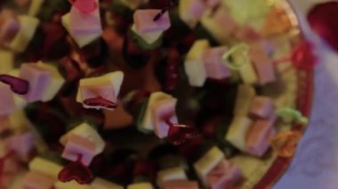 Beyaz bir tabağa snack
