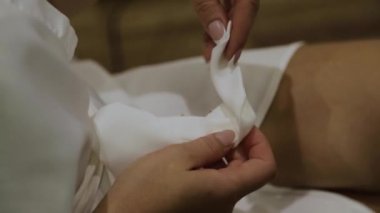Kadın sabahlık otel odasında