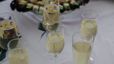 birçok bardak şampanya tablo