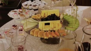 Beyaz bir tabağa snack