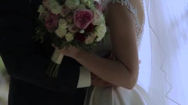 Genç çift tutuşup sevgi dolu, sarılma ve öpüşme