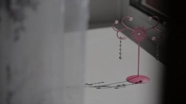 Bayan küpe kürsüye asmak