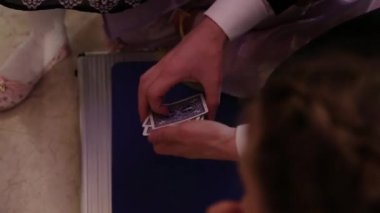 Sihirbaz hileler kartlarla gösterir.