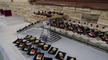 Beyaz bir tabağa snack