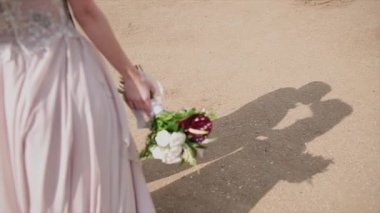 Genç çift tutuşup sevgi dolu, sarılma ve öpüşme