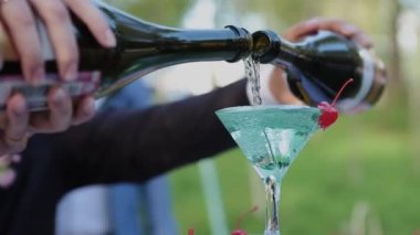 Konuklar eller köpüren şarap gözlükle partisinde al. Gözlük Piramitleri inşa edilir. Hiçbir tanınabilir kişi.