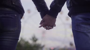 Genç çift tutuşup sevgi dolu, sarılma ve öpüşme