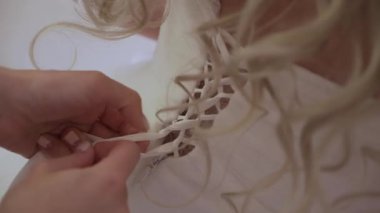 Bir korse gelinlik gelinler bağlayan adam