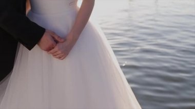 Genç çift tutuşup sevgi dolu, sarılma ve öpüşme