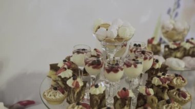 Beyaz bir tabağa snack
