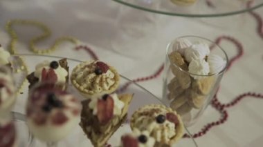 Beyaz bir tabağa snack