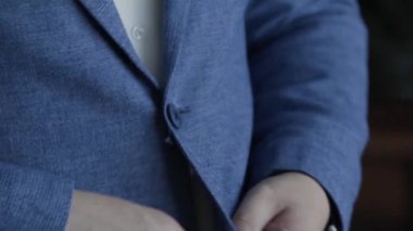 Evde, cam kenarında duran tişörtün üstünde ağır çekim koyarak adam.