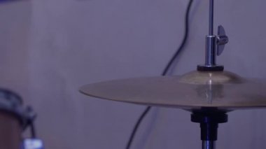Islak Davul dövmek ve zil ağır çekimde gelen sıçramasına su isabet davulcu 200 fps. Üzerinde kırmızı helyum sinema kamera çekim.
