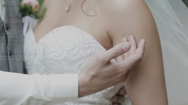 Genç çift tutuşup sevgi dolu, sarılma ve öpüşme