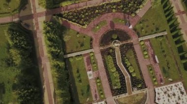 Hava dron görüntüleri İzlenme: Ormanlar, çayırlar ve gün batımı yumuşak ışık tepelerde ile sonbahar Dağları uçuş. Avrupa. Görkemli manzara. Güzellik dünya. 4 k çözünürlük.