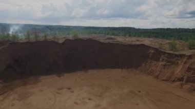 Kum ocağı açık çukurun üzerinde uçuş