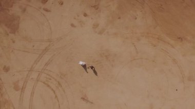 Kum ocağı açık çukurun üzerinde uçuş