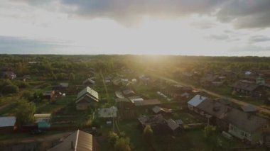 Uçuş üzerinde parlak bir günde orman köyde. Quadrocopter 4k