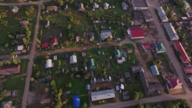Uçuş üzerinde parlak bir günde orman köyde. Quadrocopter 4k