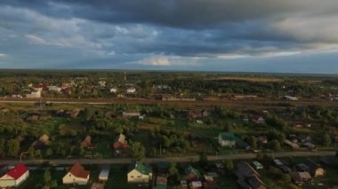 Uçuş üzerinde parlak bir günde orman köyde. Quadrocopter 4k