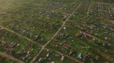Uçuş üzerinde parlak bir günde orman köyde. Quadrocopter 4k
