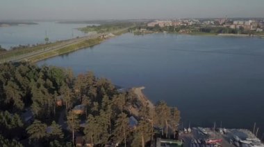 Hava dron görüntüleri İzlenme: Ormanlar, çayırlar ve gün batımı yumuşak ışık tepelerde ile sonbahar Dağları uçuş. Avrupa. Görkemli manzara. Güzellik dünya. 4 k çözünürlük.