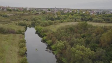 Hava dron görüntüleri İzlenme: Ormanlar, çayırlar ve gün batımı yumuşak ışık tepelerde ile sonbahar Dağları uçuş. Avrupa. Görkemli manzara. Güzellik dünya. 4 k çözünürlük.