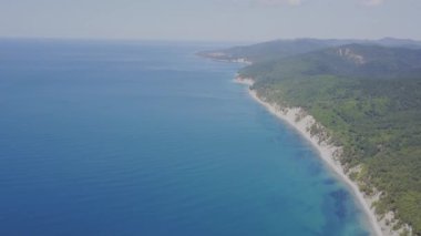 Uçuş vahşi plaj üzerinde. Dağlar ve kayalıklarla