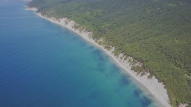 Uçuş vahşi plaj üzerinde. Dağlar ve kayalıklarla