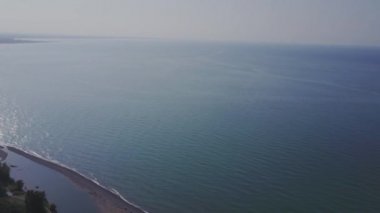 Uçuş vahşi plaj üzerinde. Dağlar ve kayalıklarla