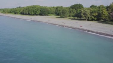 Uçuş vahşi plaj üzerinde. Dağlar ve kayalıklarla