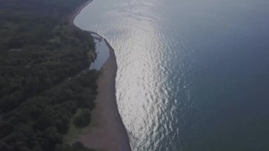 Uçuş vahşi plaj üzerinde. Dağlar ve kayalıklarla
