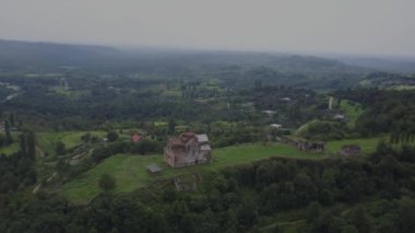Hava dron görüntüleri İzlenme: Ormanlar, çayırlar ve gün batımı yumuşak ışık tepelerde ile sonbahar Dağları uçuş. Avrupa. Görkemli manzara. Güzellik dünya. 4 k çözünürlük.