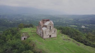 Hava dron görüntüleri İzlenme: Ormanlar, çayırlar ve gün batımı yumuşak ışık tepelerde ile sonbahar Dağları uçuş. Avrupa. Görkemli manzara. Güzellik dünya. 4 k çözünürlük.