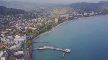 Denize yakın şehrin üzerinde uçuş. İskele gemiler için