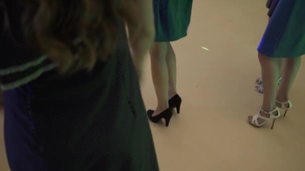 Nohy tančících lidí na tanečním parketu — Stock video